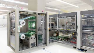 Produktion ohne Unterbrechung: Der Folienspeicher aus der Advanced-Baureihe der KHS-Maschinen ermöglicht einen „fliegenden“ Rollenwechsel. (KHS)