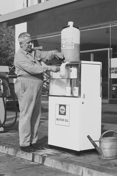 Mit dem deutschen Wirtschaftswunder kam der Durchbruch für Autopflegemittel. Ab Mitte der 60er-Jahre belieferte Sonax die ersten vollautomatischen Waschanlagen mit Reinigungs- und Pflegeprodukten. Gleichzeitig entwickelte man das Programm für die manuelle Fahrzeugpflege kontinuierlich weiter. Immer mehr Menschen leisteten sich stolz Privatautos. Samstags wurde nun rituell das Auto gewaschen, selten vom Tankwart, meist vom Besitzer selbst per Hand. Der Bedarf an Autopflegeprodukten stieg rapide an – und mit ihm der Erfolg der Marke Sonax.  (Bild: Sonax)