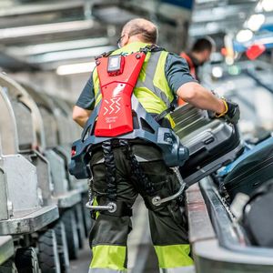 Das Handeln von Lasten bis 30 Kilogramm Gewicht erleichtert das Cray X von German Bionic.(Bild:  German Bionic)