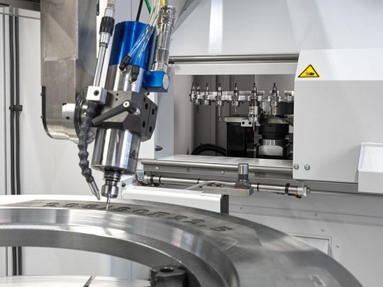 Die Reifenvielfalt steigt, die Anforderungen an die Seitenwandbeschriftung derselben auch, wie die Lang GmbH registriert. Deshalb hat der Maschinenbauer die Fräsmaschine LGR-S geschaffen, mit der sich die Reifenseitenwand-Formen präzise in 2D und 3D gravieren lassen.(Bild:  Lang)