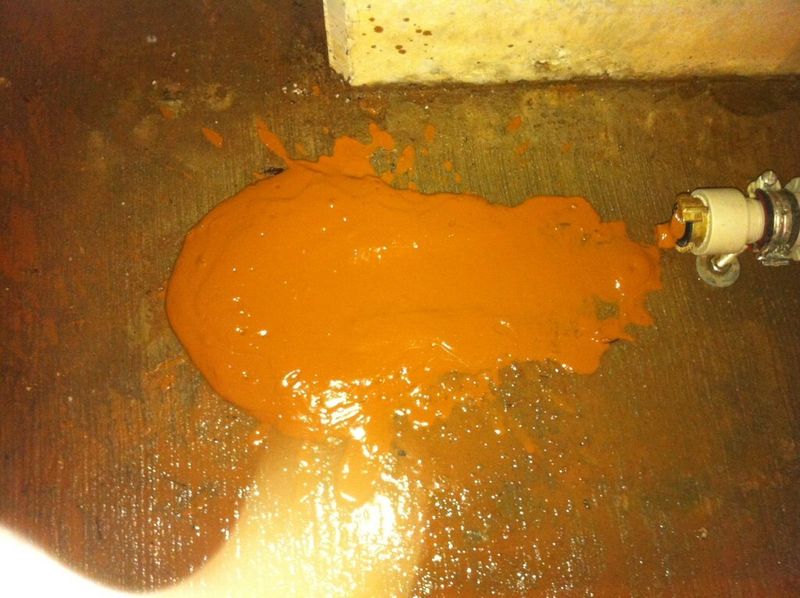 Auch hochviskose Medien am Behälterboden können mit der Hochdruckpumpe zuverlässig entsorgt werden. (Bild: WP-Aro)