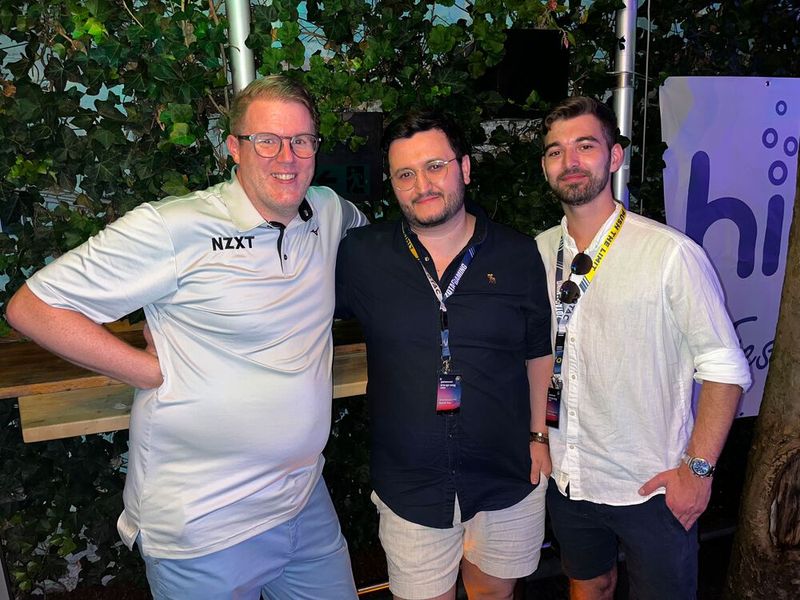 Patrick Vogel, NZXT, mit Brainhouse 247 Kay Runné und Aaron Panzer (Bild: Vogel IT-Medien GmbH)