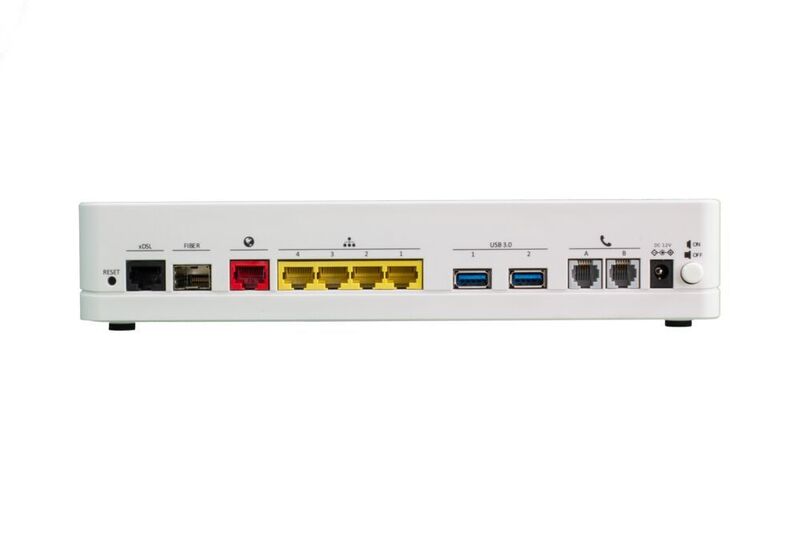 Der Breitband-Router Vodia IO unterstützt ADSL2+, VDSL2+, Glasfaser, WAN, hat einen Ethernet Gigabit Switch mit vier Anschlüssen, zwei USB-3.0-Ports, zwei FXS-Anschlüsse für analoge Geräte wie Türsprechanlagen, Alarmanlagen oder Kreditkartenterminals und ist WiFi-802.11ac-fähig. (Vodia)