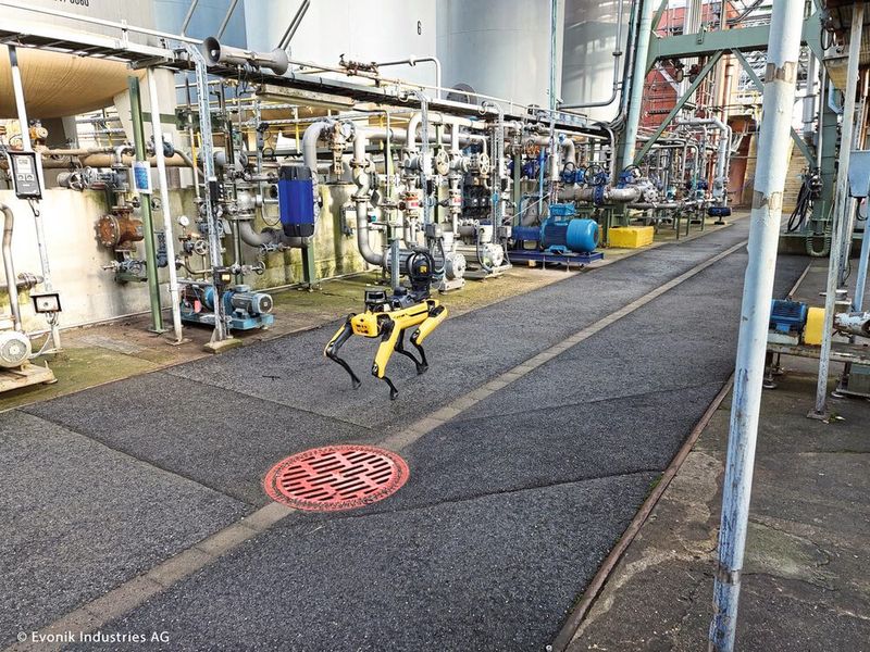 Angepasst an die Anforderungen des Industriebetriebs absolviert der mobile Roboter automatisiert Inspektionsrouten, liest dabei Messwerte aus und sammelt Daten – auch von Messstellen, die für den Menschen schwierig zu erreichen sind. (Evonik)