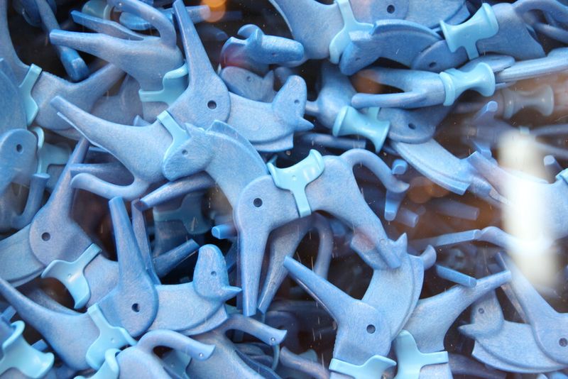 Im Zuge der VDMA-Nachhaltigkeits-Initiative „Blue Competence“ wurden blaue Playmobil-Pferde in Düsseldorf verteilt. (Bild: Königsreuther)