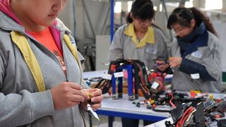 Leoni verkauft 50 % der Anteile seines Bordnetz-Werks in Langfang an BHAP. Dort werden bisher ausschließlich Kabelsätze für Pkw-Baureihen von Beijing Benz Automotive Co Ltd (BBAC) gefertigt. (Bild: Leoni)