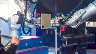 Das Roboter-Duo aus James und Maid übernimmt am IKT in Stuttgart die berührungslose Prüfung von faserverstärkten Kunststoffteilen (Composites) per Luftultraschall. So wird ganz sicher deutlich, wie schlimm es um ein Bauteil im Schadensfall wirklich steht. (Bild: IKT)