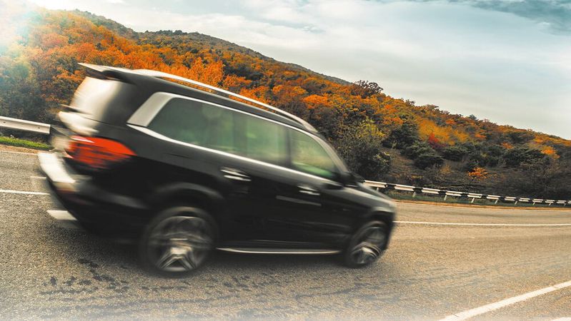 Gut 70 Prozent der Umfrageteilnehmer rechnen damit, dass es 2025 mit der Umsatzrendite bergab geht.(Bild:  © S_E - stock.adobe.com)