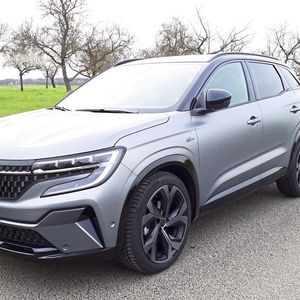 Der Austral baut auf der CMF-CD-Plattform von Renaults Kooperation mit Nissan/Mitsubishi auf. Auch deshalb fällt das Platzangebot für Fahrer, Mitfahrer und Gepäck sehr groß aus. Das Design ist gefällig, die seitlichen Einzüge in den Türen und der Absatz in der Fensterführung Mitte/hinten verleihen dem SUV einen eigenständigen Look. Die getestete Ausstattungsvariante „Techno Esprit Alpine“ glänzt mit einem Nichtglanz-, sprich Mattlack, großen 20-Zoll-Rädern und zahlreichen weiteren Features.(Bild:  Dominsky – VCG)