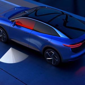 Über dynamische Projektionen neben den Türen soll nicht nur dem Fahrer beim Einsteigen sprichwörtlich der Weg bereitet werden, sondern sollen auch Radfahrer davor gewarnt werden, dass die Tür gleich aufgehen könnte.(Bild:  VW)