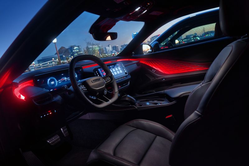 Der Innenraum des Muscle Car ist digital und sportlich eingerichtet. (Bild: Dodge)
