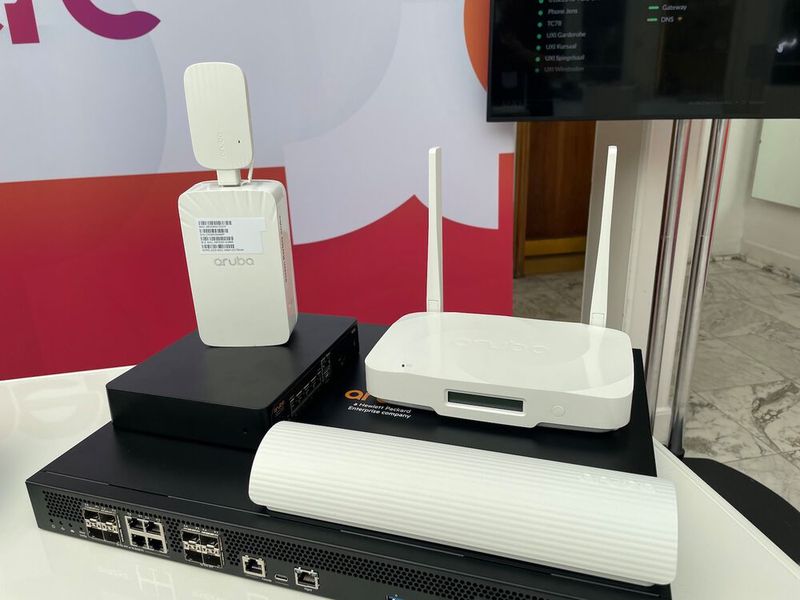 Zum Angebot gehören auch Access Points mit aufsteckbarem (links oben) und einsteckbarem WWAN-Modul (rechts oben). (Bild: Andreas Sebayang)