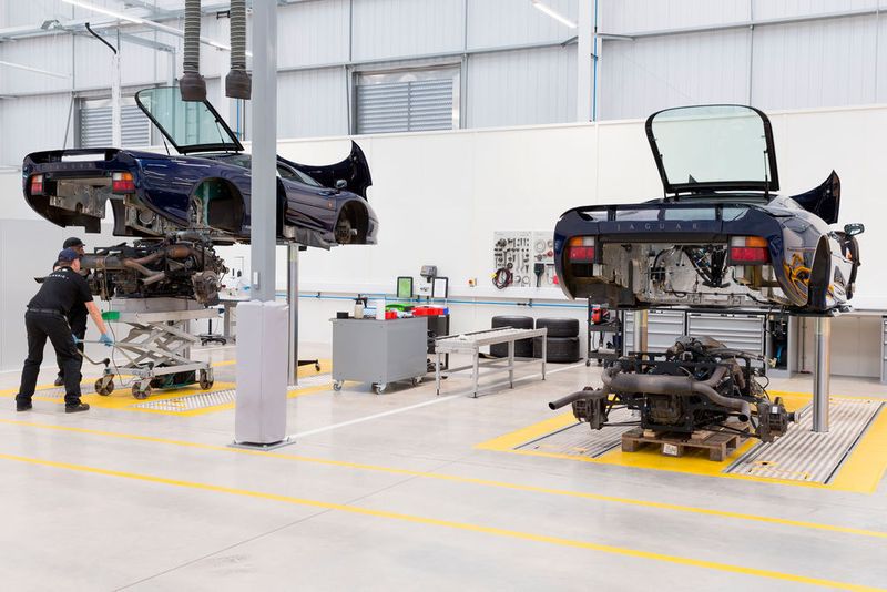 Die Fahrzeuge, die restauriert werden, zerlegen die Spezialisten zunächst in ihre Einzelteile. (Jaguar Land Rover)