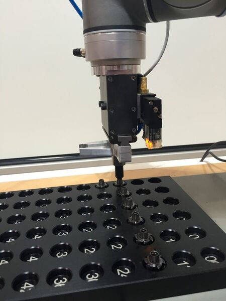 Die Bohrerrohlinge werden über Roboterarm und Greifer automatisiert dem Bürsten zugeführt. (Smart Robotics)