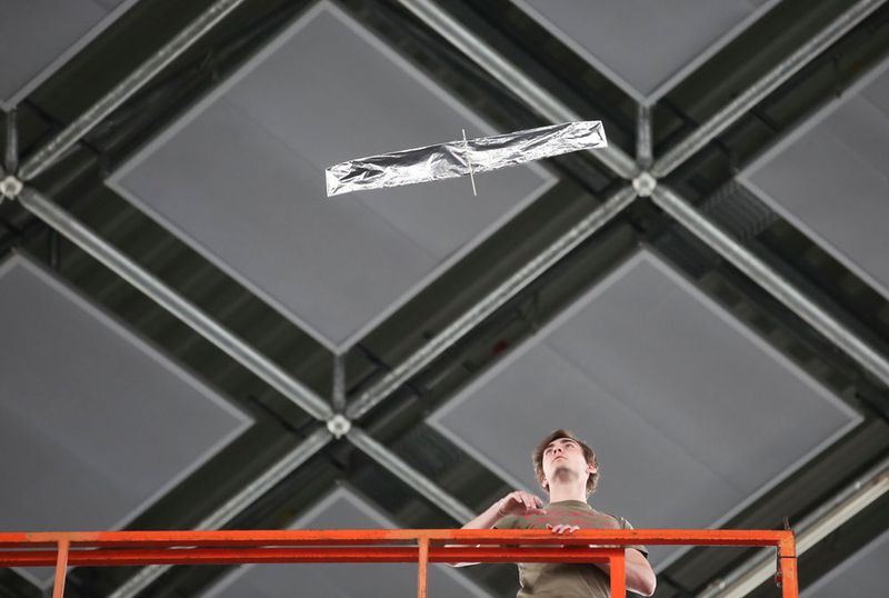 Rund 50 Studenten von fünf deutschen Universitäten verwandelten die Messehallen der Messe Düsseldorf in einen ungewöhnlichen Flughangar. Beim internationalen Wettbewerbs „Stahl fliegt“ brachten sie die unterschiedlichsten Flugobjekte aus Stahl zum Fliegen.  (Messe Düsseldorf)