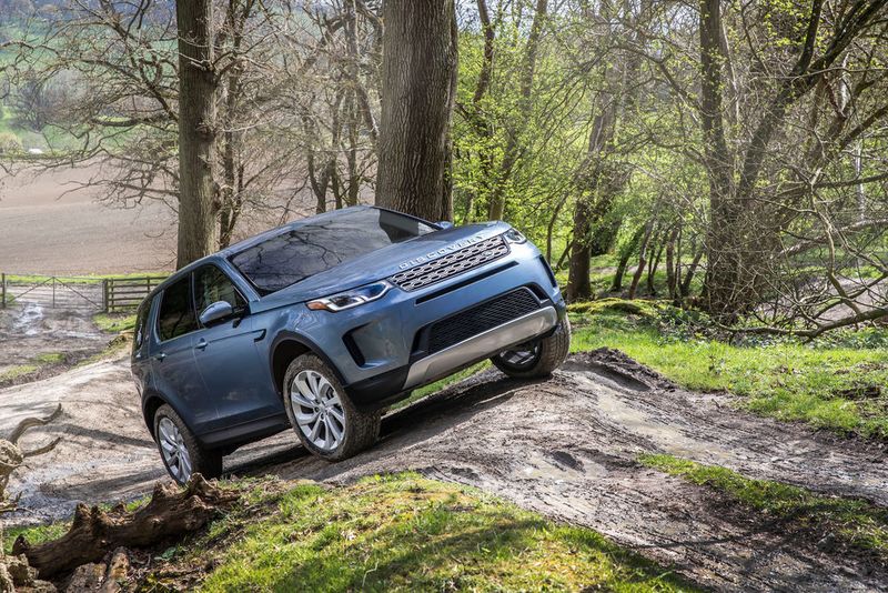 Auch eine neu abgestimmt ZF-Neun-Gang-Automatik gehört jetzt zum Discovery Sport.  (charliemagee.com)