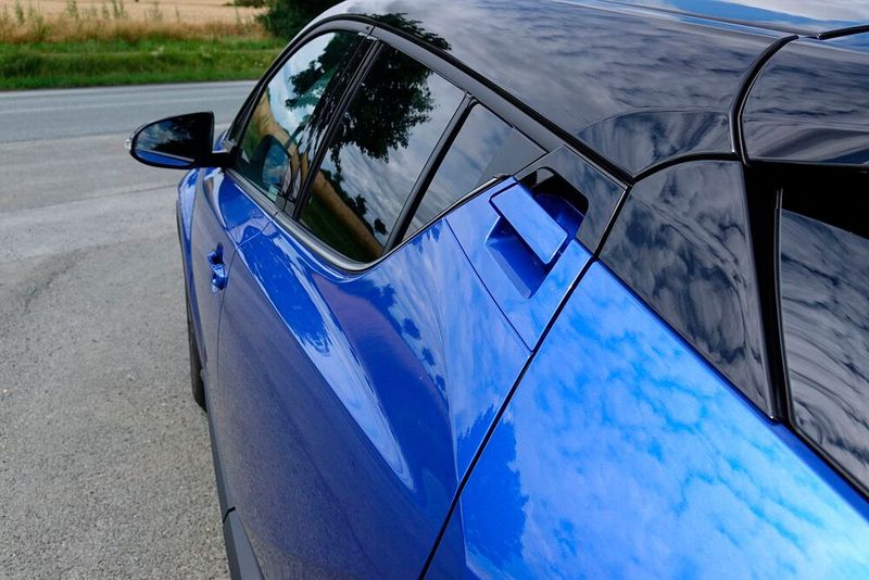 Die Karosseriebauer, die nach einem Seitentreffer die vielen Karosseriekanten wieder auf Linie bringen müssen, haben unser vollstes Mitgefühl. (Bild: Rosenow/»kfz-betrieb«)