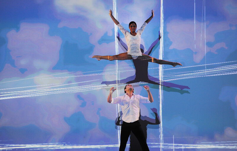 Akrobatik bei der Eröffnungsfeier (Archiv: Vogel Business Media)