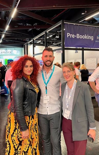 Besa mit Christopher Wahler und Michaela Schroll (dexxIT). (Bild: Vogel IT-Medien)