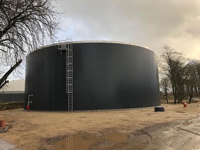 The diameter of the new biogas tank is 25 m with a height of almost 9 m and is constructed with stainless steel shell plates in a segment-like design. (Erich Stallkamp Esta)
