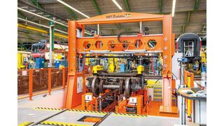 Aufgrund der smarten Systemarchitektur, die Bucher Hydraulics für den Drehgestell-Prüfstand von Nencki projektierte und erstellte, braucht die neue Achse nur noch 30 statt zuvor 250 Liter Ölvolumen. Damit kann die frühere Aufstellfläche für das große Aggregat heute anders genutzt werden. (Bucher)