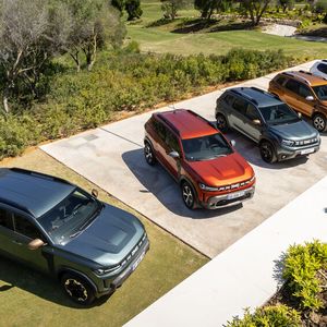 Seit vier Generationen preiswerter Popstar für Privatkunden – Dacia Duster, hier die drei seit 2009 präsentierten Auflagen. Nicht mit auf dem Bild: der Aro, ein Geländewagen, der in England als Dacia Duster vermarktet wurde. Er hatte vom Motor bis zur Vorderachse dieselben Komponenten wie der Dacia 1300 und war vom Renault Rodeo und Citroën Méhari inspiriert.(Bild:  Adrien Cortesi)