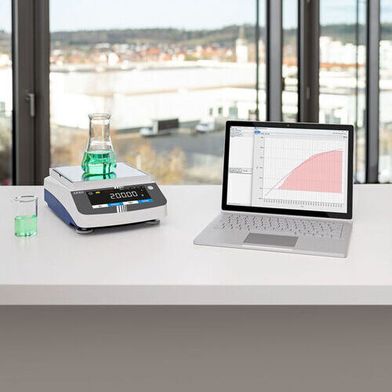 The picture shows the Kern PDS precision scale in combination with Kern Balanceconnection software. (Source: Kern & Sohn)