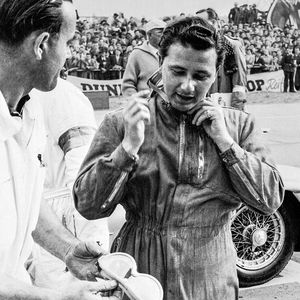 Das Foto zeigt Herrmann während der Startvorbereitungen zum Großen Preis von Berlin auf der Avus, 1954. Fünf Jahre später in einem B.R.M. sah er sich vor der Südkehre bei ca. 280 km/h mit Bremsversagen konfrontiert. Herrmann lenkte den B.R.M. in die regennassen und dadurch sehr schweren Strohballen. Der Wagen überschlug sich in hohem Bogen, wobei er herausgeschleudert wurde aber unverletzt blieb.(Bild:  Mercedes-Benz AG)