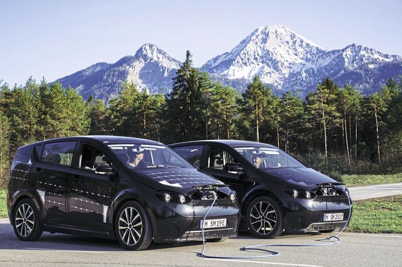Das E-Auto Sion von Sono Motors schafft laut Hersteller 250 Kilometer. Durch in die Karosserie integrierte Solarmodule können durch reine Sonnenenergie täglich bis zu 30 Kilometer Reichweite generiert werden. (Sono Motors)