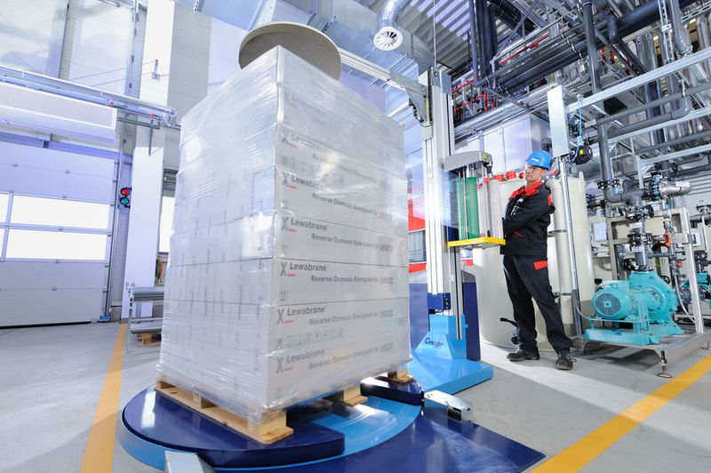 Von Bitterfeld aus in die Welt: Lanxess beliefert mit seinen RO-Membranelementen den globalen Markt, der jährlich um zehn Prozent wächst. Zu den bedeutenden Industrieanwendungen von UO-Membranen zählen die Aufbereitung von Prozesswasser für die Industrie und hochreinem Wasser in der Mikroelektronikindustrie. Lewabrane-Produkte verringern den Salz- und Partikelgehalt des Wassers und werden häufig mit Ionenaustauscherharzen kombiniert, um ein Demineralisierungssystem von hoher Effizienz und Leistungsfähigkeit zu erzielen. Ein weiterer Anwendungsbereich für Lewabrane ist die Aufbereitung von Trinkwasser aus Brack- und Meerwasser. (Lanxess)