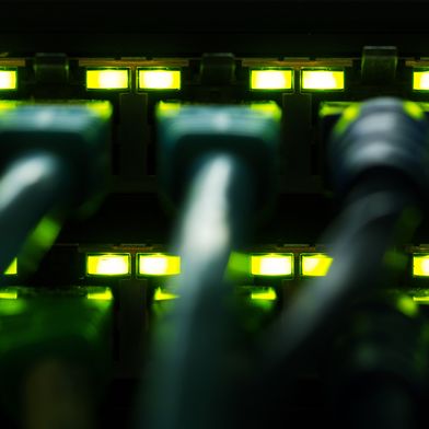 OPC UA ist eine einheitliche Datenschnittstelle für Maschinenmodule und ganze Anlagen. Das bedeutet weniger proprietäre Protokolle und weniger Integrationsaufwand beim Kunden.  (Bild: fotoknips – stock.adobe.com)