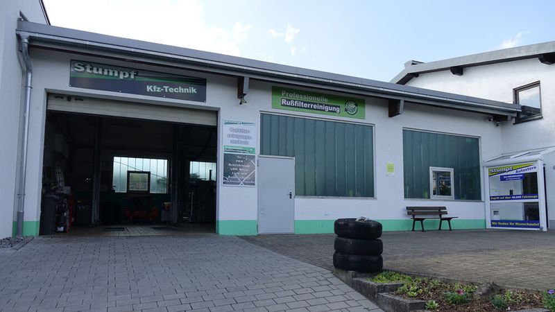 Neben dem Neubau nutzt der Betrieb noch ein Bestandsgebäude. (Bild: Schreiner/»kfz-betrieb«)