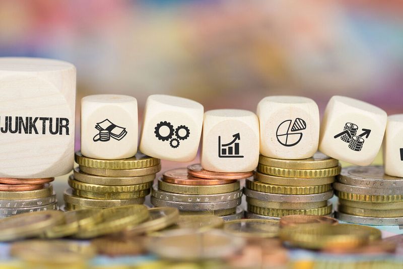 Einen schwachen Auftragseingang mit Lichtblicken verzeichnet die deutsche Elektro- und Digitalindustrie. (Bild:  magele-picture - stock.adobe.com)