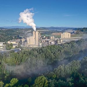 Um Treibhausgase zu reduzieren und Produktionskosten zu senken, setzt das Unternehmen zur Befeuerung des neuen Kalzinators nun vermehrt auf den Einsatz von alternativen Brennstoffen. (Bild:  Beumer)