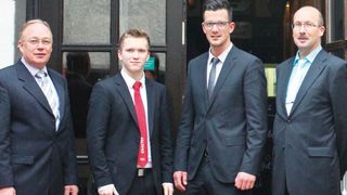 Erfolgreiche Ausbildung: zwei Azubis von Mahr und ihre Ausbilder. V.l. Norbert Tilgner, Dennis Plettenberg, Philipp Hunold und Udo Fuchs. (Bild: Mahr)
