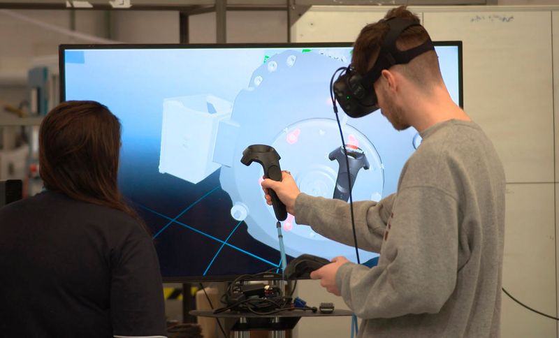 Over 200 primary and secondary school pupils, college and university students attended the Future of Engineering event and got an exiting taste of of bionics, augmented reality, robotics and the virtual cave. (Lambert)