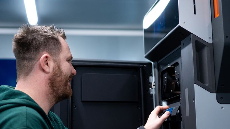 Dort, wo klassische Werkzeugfertigung wirtschaftlich an ihre Grenzen stößt, beginnt häufig der Mehrwert des industriellen 3D-Drucks.(Bild:  Daimler Trucks & Buses)