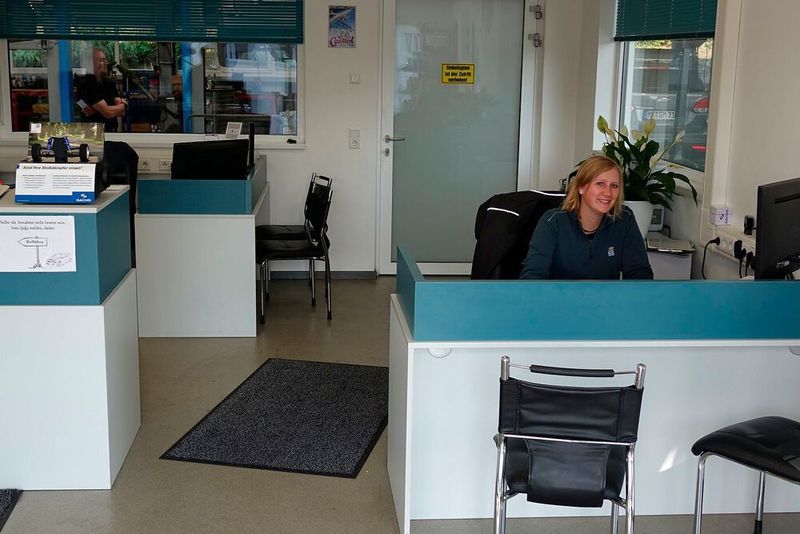 Mit freundlichem Lächeln und typisch sauerländischem Humor empfängt Jessica Peis die Werkstattkunden. (Rosenow/»kfz-betrieb«)