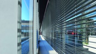 Optimale Isolierung im Kundencenter durch die Doppelverglasung der Fassade, die das volle Tageslicht und die gleichzeitig entstehende Sonnenwärme nutzt.  (Bild: Arburg)