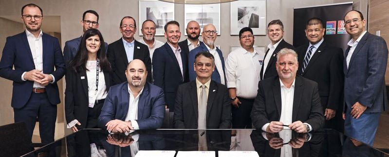 Unterzeichnung der Partnerschaft in Chicago: Dr. Daniel Castro (Mitte), Dekan Purdue Polytechnic, Sebastian Seitz (links), CEO von Eplan und Jochen Trautman (rechts), CEO Rittal Automation Systems (vordere Reihe).(Bild:  Eplan)