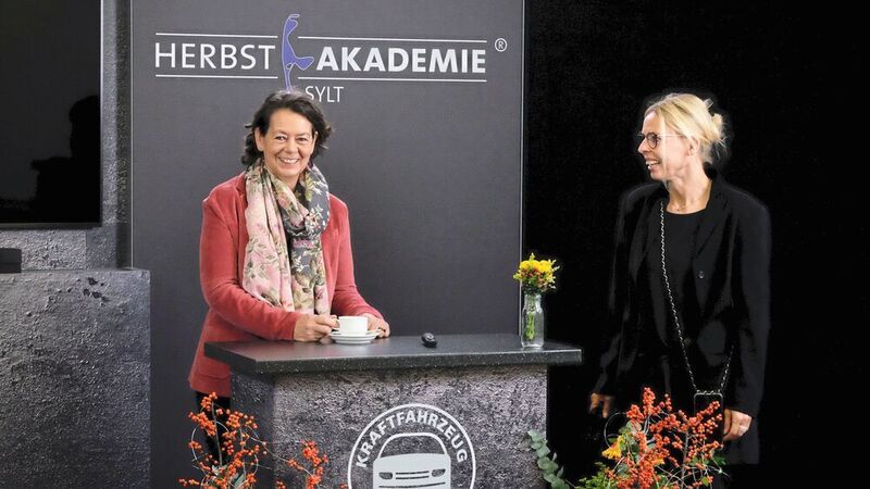 Frauenpower: Trotz mega viel Arbeit im Vorfeld hatten Nina Eskildsen (li.) und Maria Scharrenberg gut lachen. Die Herbstakademie 2020 startete pünktlich auf die Minute. (Zietz/»kfz-betrieb«)