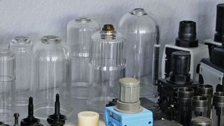 Ein Teil der Produkte für den Maschinenbau, die vom Kunststoffverarbeiter Ackermann gefertigt werden. Wittmann Battenfeld-Systeme sorgen seit Jahrzehnten dabei für Präzision und Wirtschaftlichkeit. (Wittmann Battenfeld)