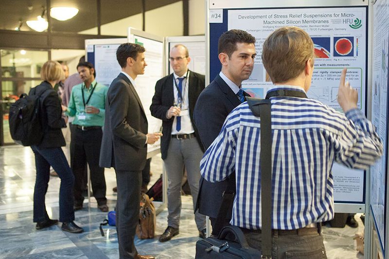 Schnappschuss von der letzten Comsol Conference in München. Multiphysik-Simulations-Experten sind hier beim Fachsimpeln.