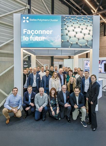 Photo d’équipe des membres du Swiss Polymers Cluster présents sur le pavillon suisse (Source : HERY GISEL)