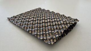 Ressourcenschonung, Produktschutz und Praxistauglichkeit stehen im Mittelpunkt dieser neuartigen ESD-Papierpolstertüte von Froeb-Verpackungen. (Bild: Froeb-Verpackungen)