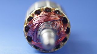 Panacols neuer UV-Klebstoff Vitralit 2028 ist laut Hersteller chemikalienbeständig und zeichnet sich auch als autoklavierbare Beschichtungsmasse aus. Als flexible Vergussmasse, wie hier beim Fixieren von Motorspulen, sei er deshalb flexibel einsetzbar und kann dazu auch dual ausgehärtet werden. (Panacol)