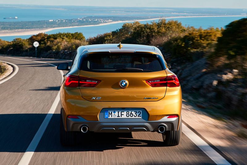 Viele Extras: Neben exklusiven Lacken wie einem schicken Goldton, gibt es unter anderem nur für diese Baureihe ein „M Sport X“-Paket, das eine Kombination aus Sport- und Offroad-Designelementen bietet. (BMW)