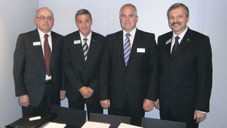 Kooperation zwischen Heller und Gleason im Bereich der Verzahnungstechnik. Von Links: Alan R. Finegan, Marketingleiter bei Gleason, Uwe Gaiser, Leiter Produktmanagement bei Gleason, Manfred Maier, Geschäftsführer Heller, Udo Stolz, Vizepräsident für Verkauf und Marketing bei Gleason. Bild: Königsreuther (Archiv: Vogel Business Media)