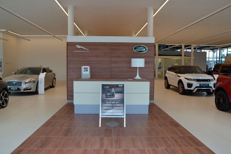 Der Haupteingang des neuen Showrooms. (Mauritz / »kfz-betrieb«)