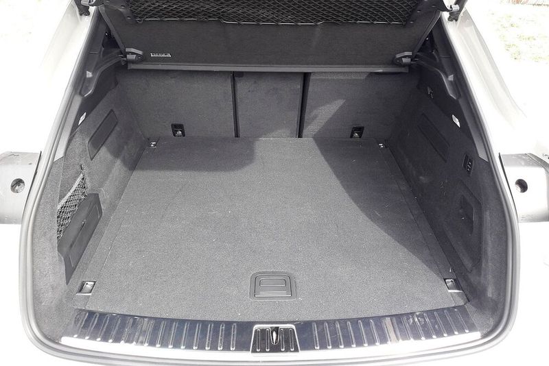 Der Kofferraum ist durch die coupéhafte Dachlinie etwas eingeschränkt, aber wir wollen nicht zu streng sein. Es handelt sich immer noch um ein sehr, sehr großes Coupé. (Bild: Rosenow/»kfz-betrieb«)